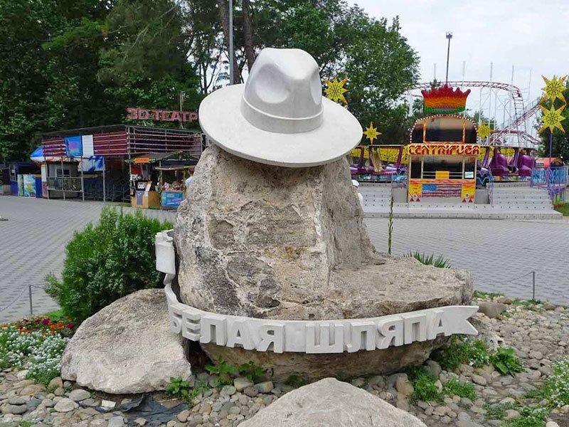 Анапа памятник Белой шляпе